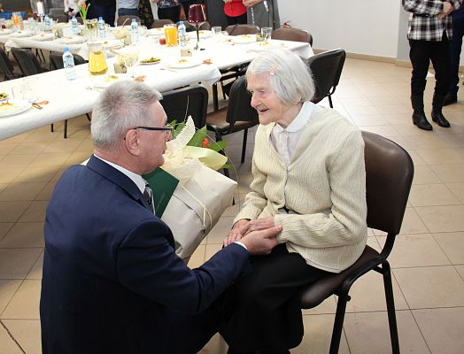 Grafika 4: Julileusz 100-nych urodzin mieszkanki Tawęcina