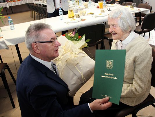 Grafika 1: Julileusz 100-nych urodzin mieszkanki Tawęcina